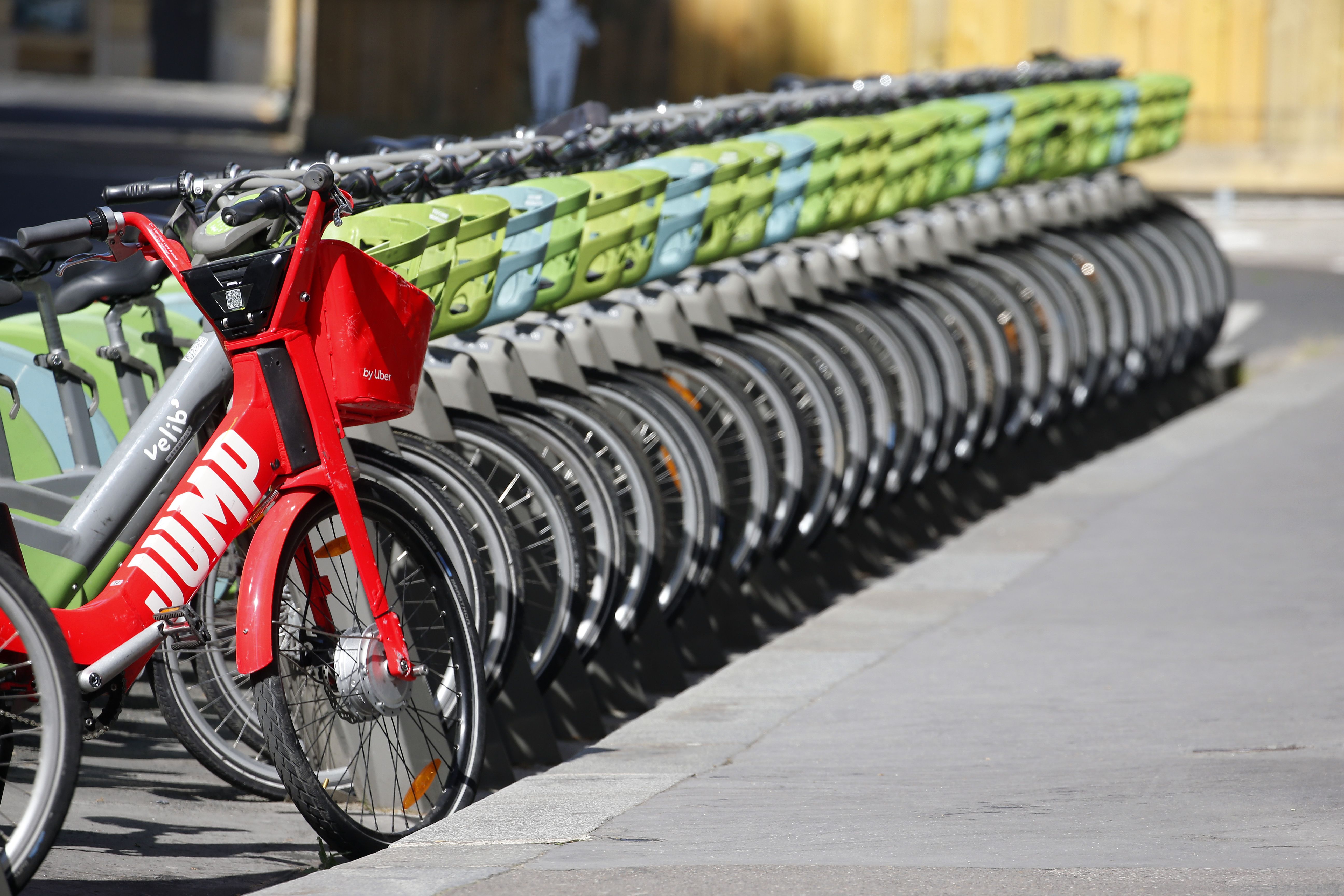 環境と感染予防のために！ パリジェンヌの自転車移動を仏政府が全面 