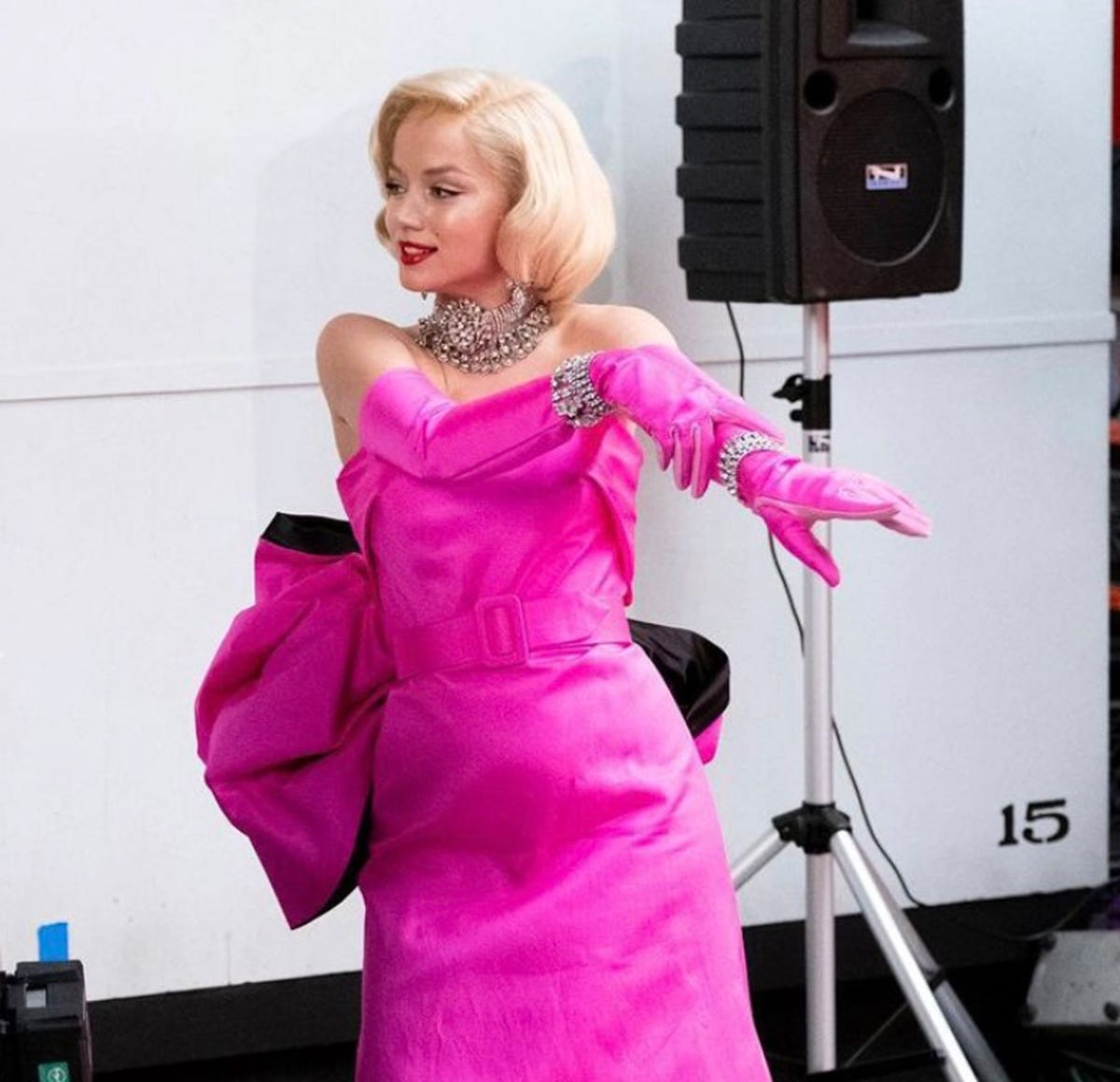 Ana de Armas shares new photos as Marilyn and you will freak out