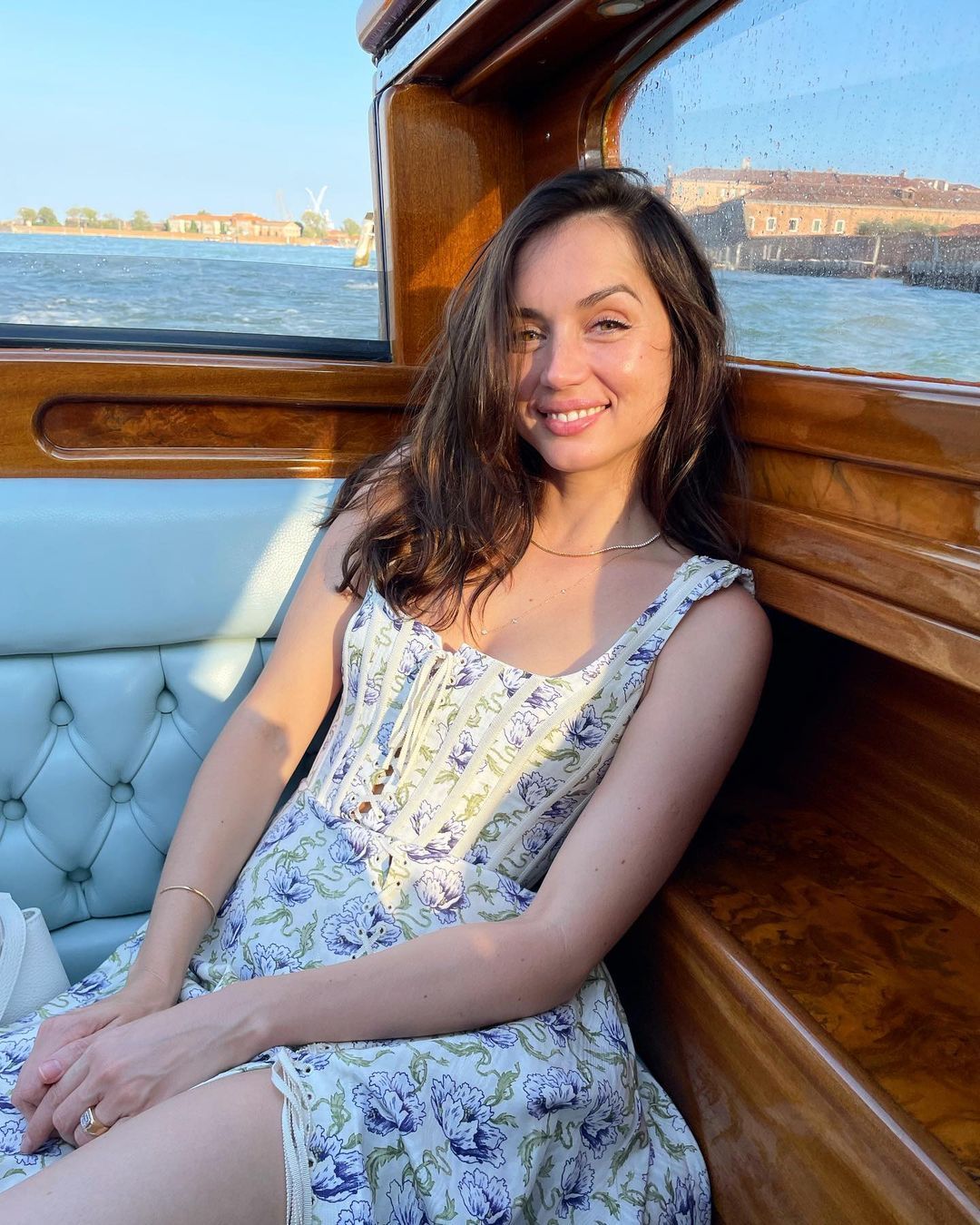 Ana de Armas está en Venecia con un vestido al estilo Bridgerton Ana de Armas está en Venecia con un vestido al estilo Bridgerton