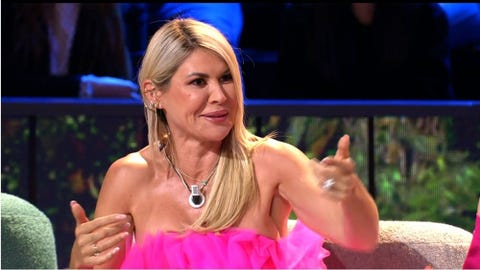 ana luque en el plató de supervivientes