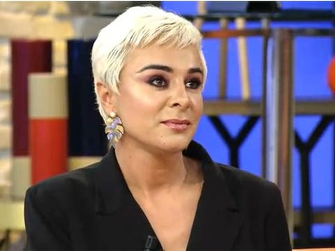 ana maría aldon plato ana maría aldon en un plato de television con el pelo corto y cara seria