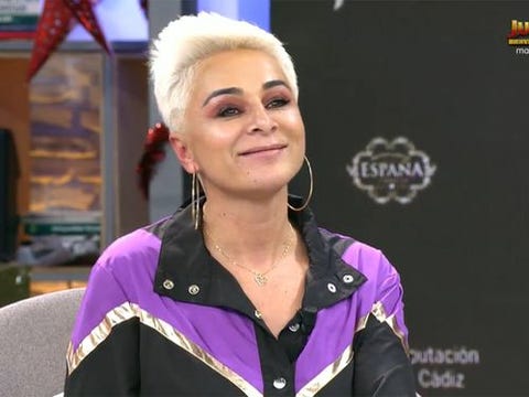 ana maria aldon plato ana maria aldon sentada en un plato de television con el pelo corto