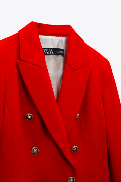 Ana Milán la blazer roja rebajada de Zara para vaqueros