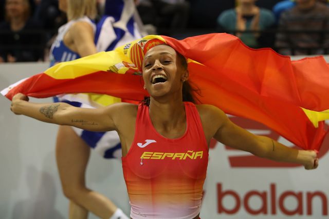 ana peleteiro celebra envuelta en la bandera de españa su triunfo en el triple salto del europeo de glasgow 2019