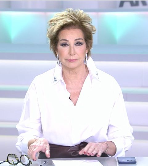 la presentadora con camisa blanca en el plató de 'el programa de ana rosa'