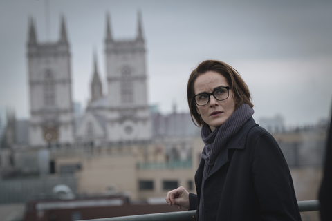 Michelle Dockery si affaccia sullo skyline di Londra nella serie Netflix Anatomia di uno scandalo