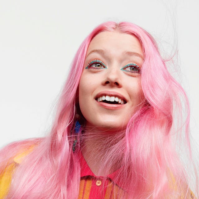 model-gekleurde-mascara-roze-haar model-gekleurde-mascara-roze-haar