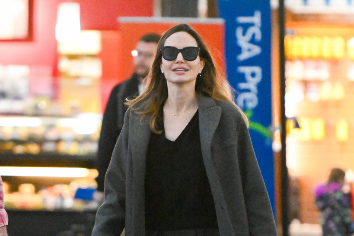 Angelina Jolie y el truco de estilo infalible para ir cómoda y con estilo en el aeropuerto