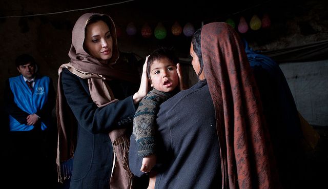 angelina jolie, durante una visita a un campo de refugiados en afganistán