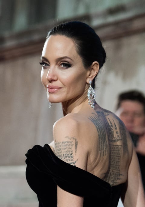 Selena Gómez y otras famosas con tatuajes en el cuello Selena Gómez y otras famosas con tatuajes en el cuello