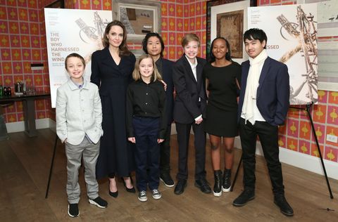 Angelina Jolie met haar kinderen bij een screening