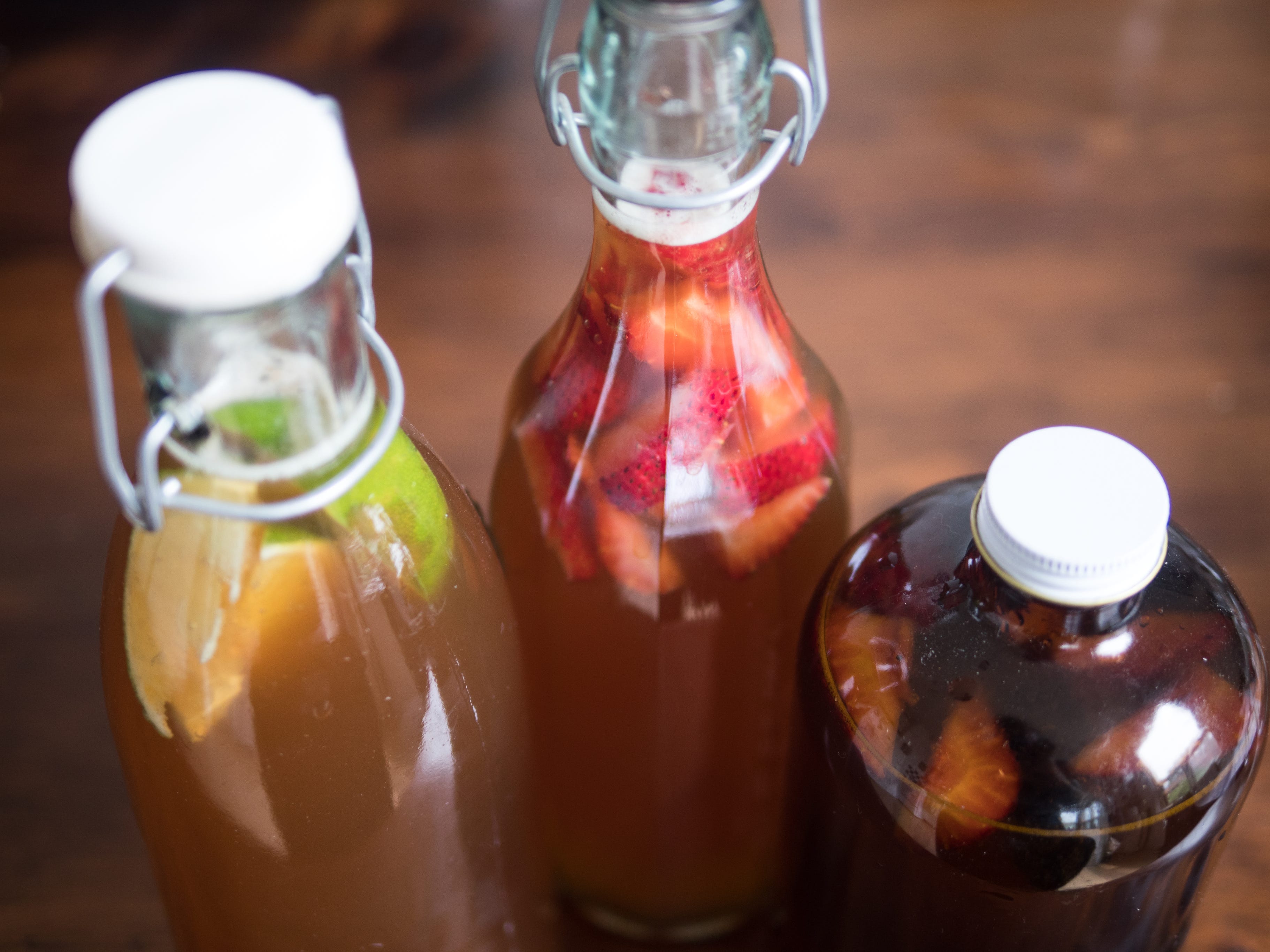  Abgewinkelte Draufsicht auf abgefüllten Kombucha-Tee.