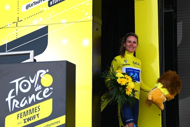 annemiek van vleuten met gele trui op het podium van de tour de france femmes 2022