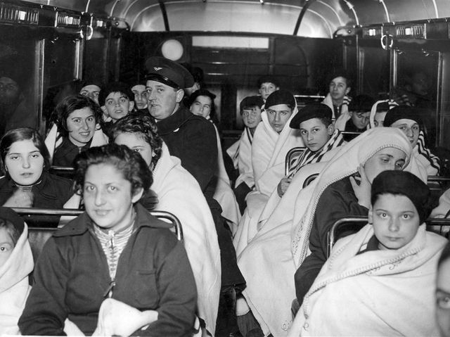 aanloop nar de tweede wereldoorlog joodse vluchtelingen vrouwen en kinderen met omgeslagen dekens tijdens een bustramreisnederland of duitsland, 1938