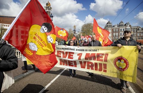 demonstranten in amsterdam op de dag van de arbeid
