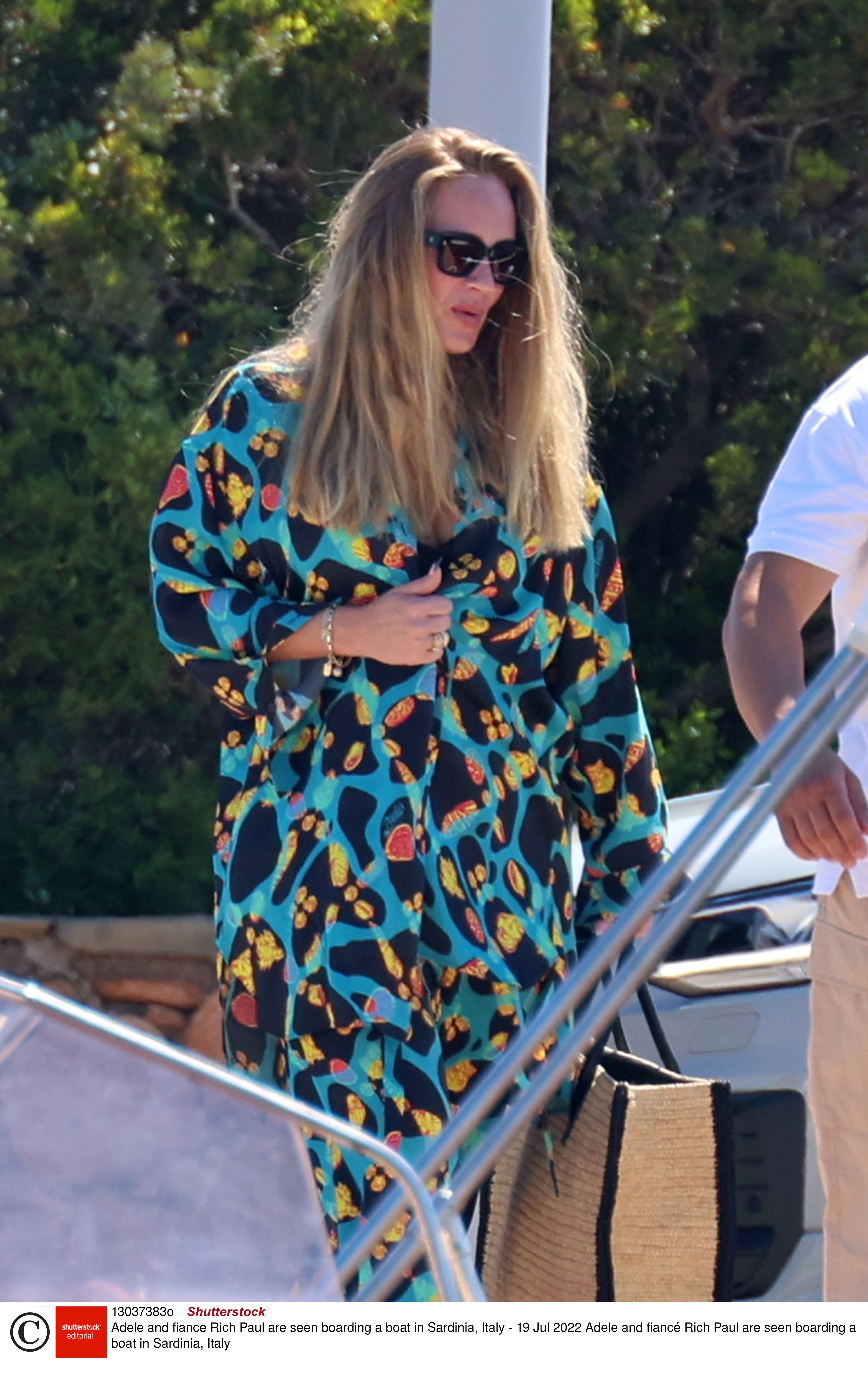 Adele i flip flops och overall med Rich Paul på Sardinien. Adele i flip flops och overall med Rich Paul på Sardinien.