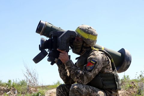 La brigata delle forze di terra delle forze armate dell'ucraina tiene l'addestramento al sito di prova di rivne
