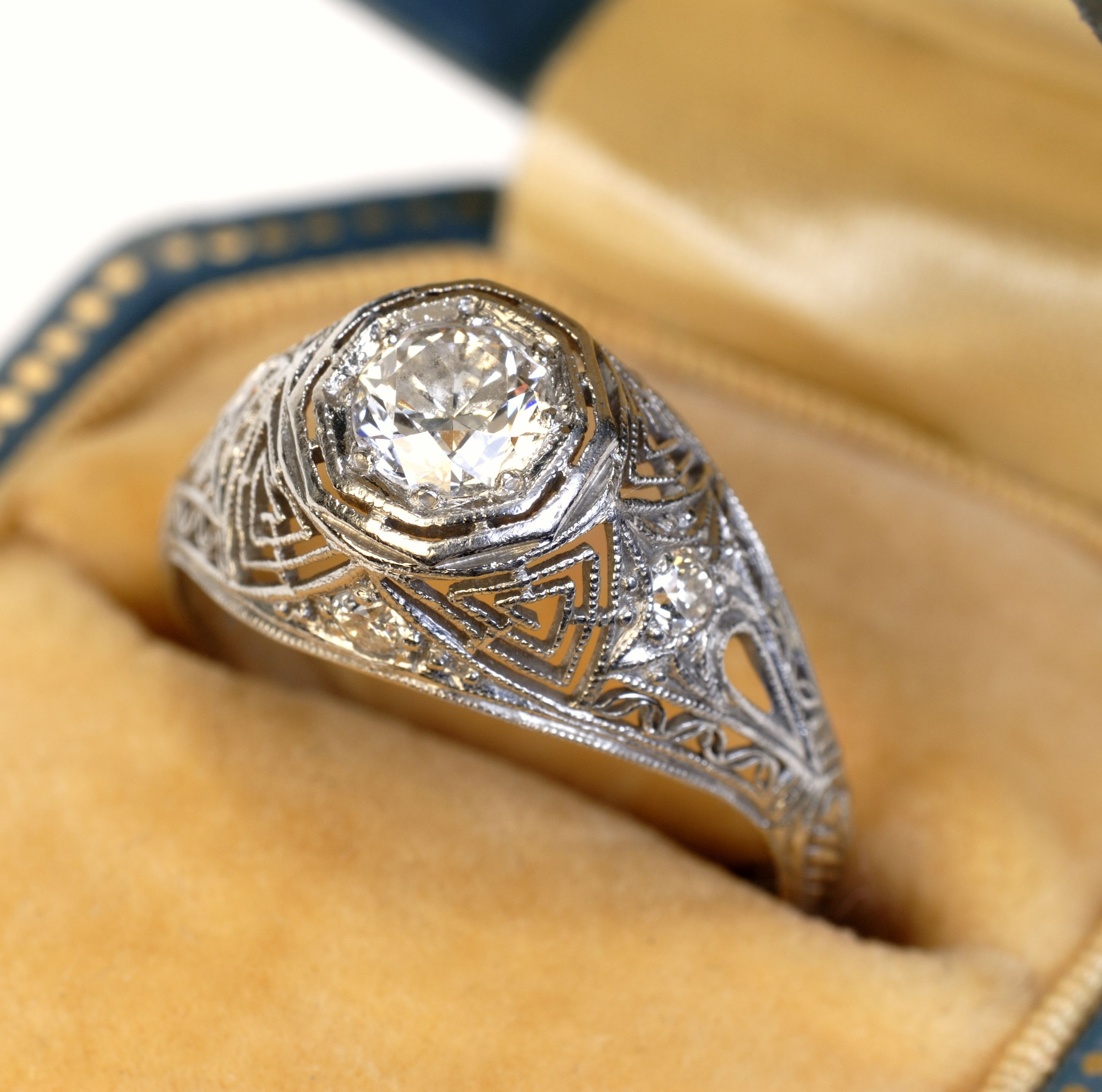 Is It a Good Idea to Propose With an Heirloom (or Secondhand) Ring?