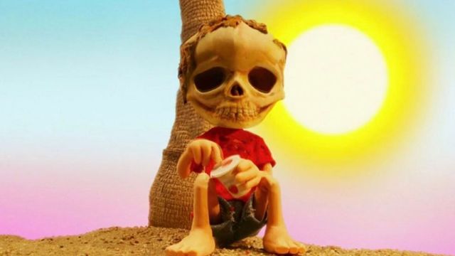 imagen del falso anuncio incluido dentro del episodio 6 de la serie de disney y marvel studios wandavisión en la que el esqueleto de un náufrago sujeta un yogur que ha sido incapaz de abrir bajo un sol abrasador