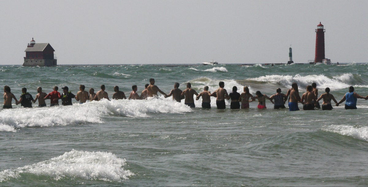 Beachgoers Formed a Human Chain to Try and Save People From Drowning in