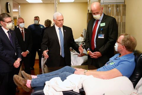 vice president mike pence, center, visits dennis nelson, a patient who survived the coronavirus and was going to give blood, during a tour of the mayo clinic tuesday, april 28, 2020, in rochester, minn, as he toured the facilities supporting covid 19 research and treatment pence chose not to wear a face mask while touring the mayo clinic in minnesota it's an apparent violation of the world renowned medical center's policy requiring them ap photojim mone