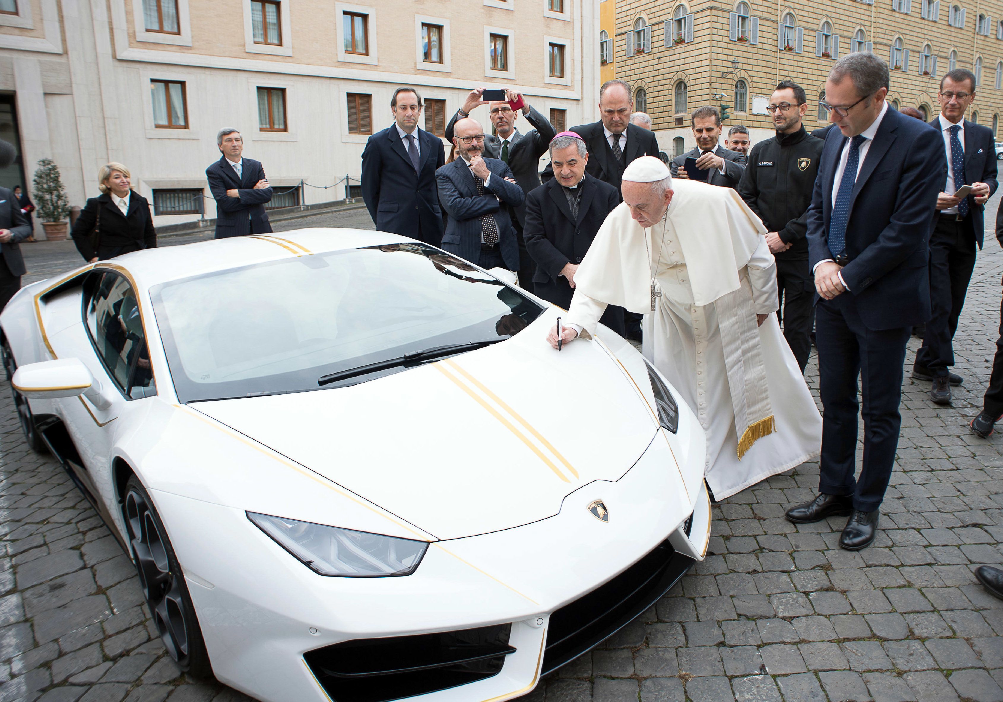 Blive kold Derved transaktion Pope Francis Is Auctioning Off His Custom Lamborghini Huracan for Charity  for $425,000