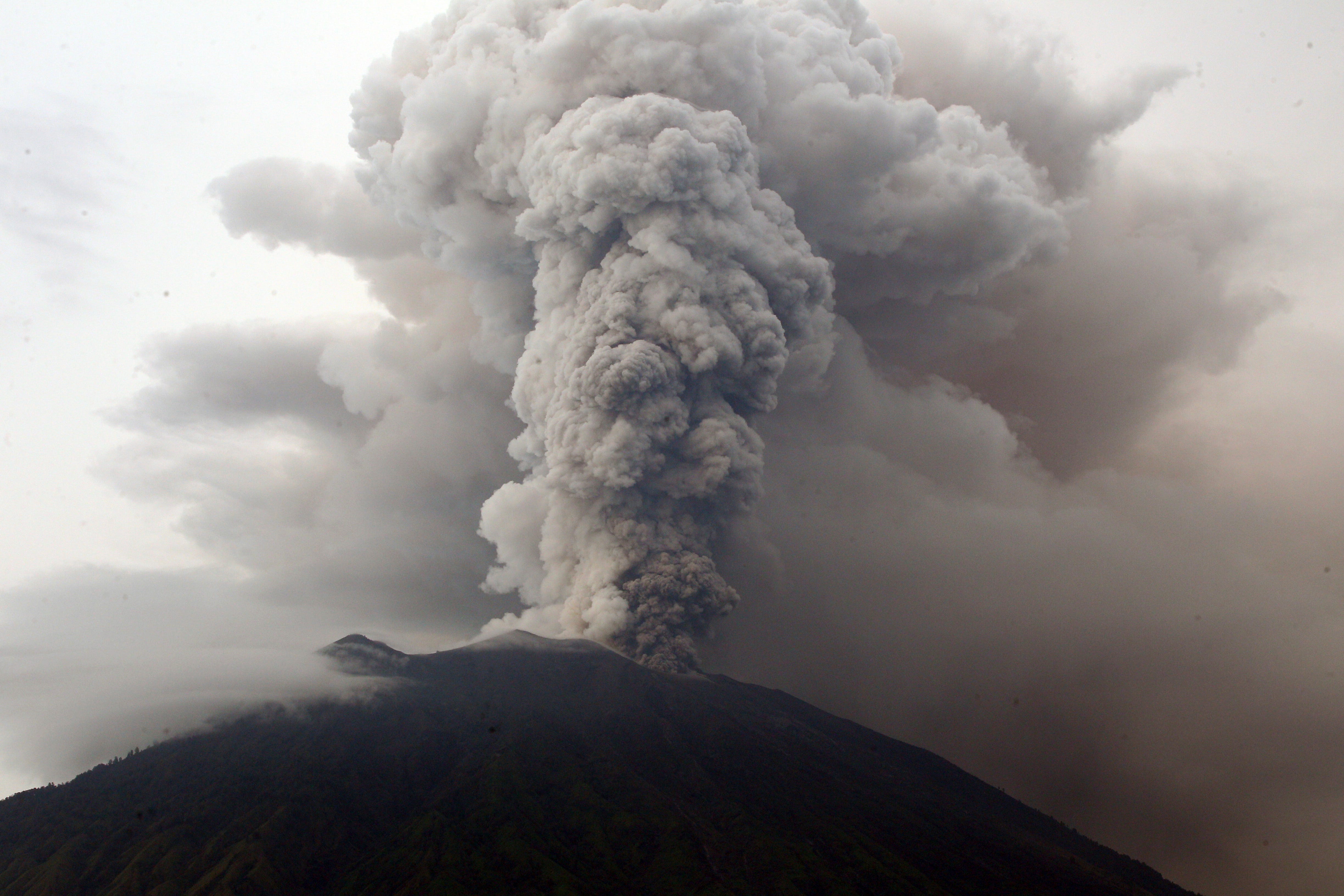 Miles-High Plume of Volcanic Ash Grounds Hundreds of Flights