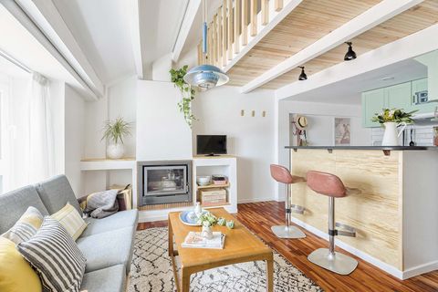 Apartamento pequeño con altillo: Salón con barra de cocina