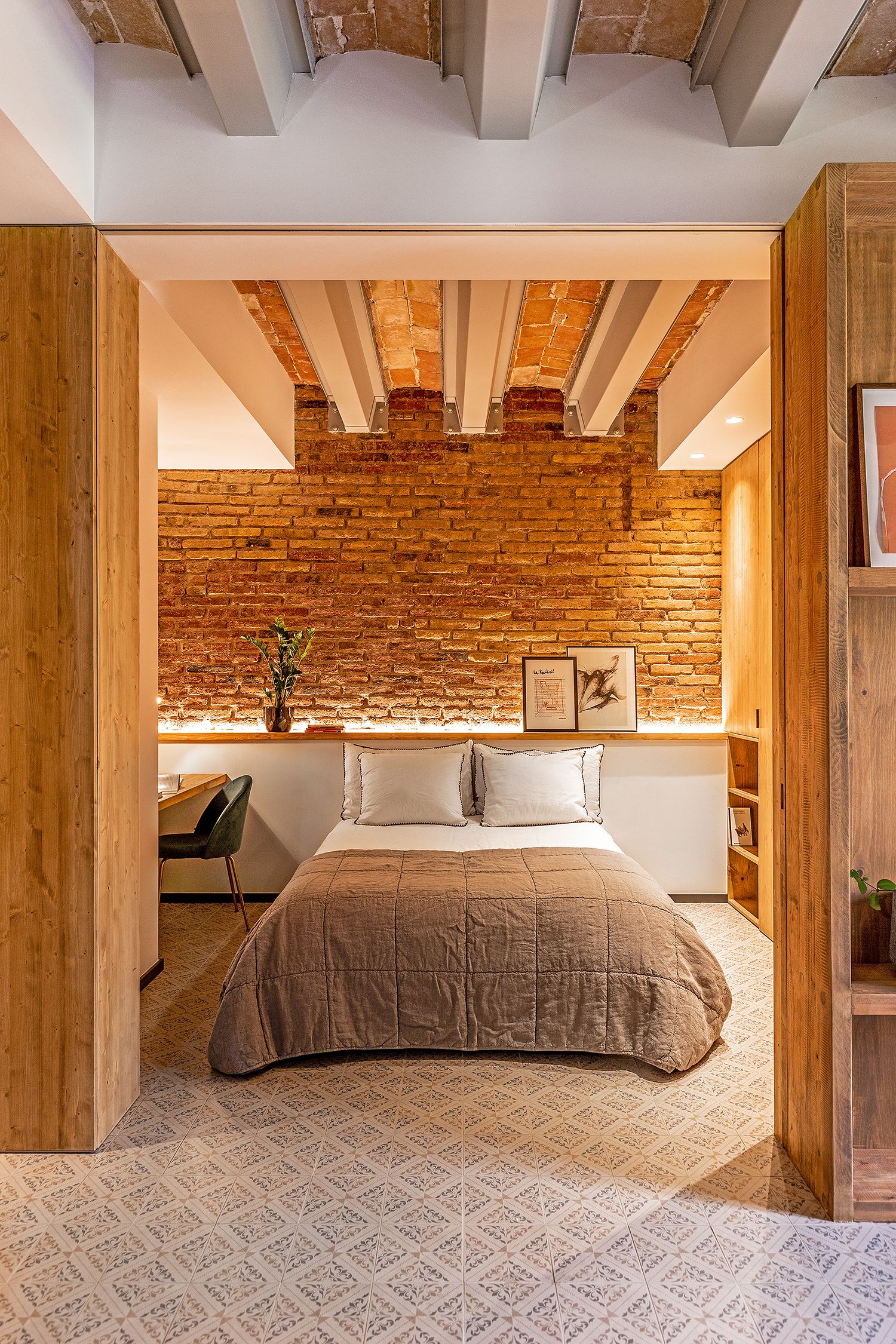 Dormitorios modernos y elegantes con paredes de ladrillo visto