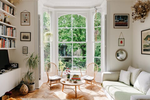 salón de estilo vintage con cristalera señorial