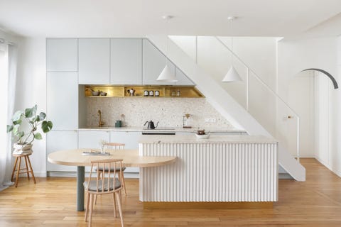 cocina abierta con isla de diseño scandi