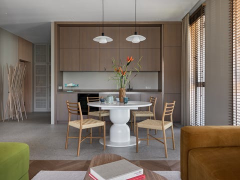 cocina abierta moderna con office y sillas de fibras