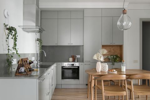 cocina moderna con office y armarios en color gris