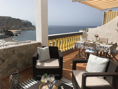 terraza con comedor y zona de asientos frente al mar