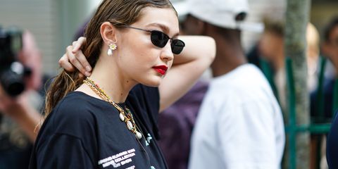 T-shirt personalizzate o magliette di cotone minimal senza stampe: il dilemma non si pone se per l'estate 2019 segui lo street style di Gigi Hadid