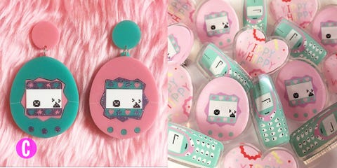 Se hai nostalgia della tua infanzia anni 90 puoi indossare gli orecchini Tamagotchi oppure a forma di cellulare Nokia che aveva tua mamma.
