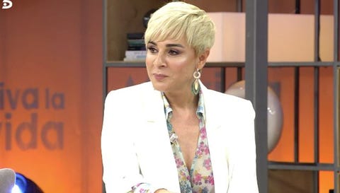ana maria aldon plato ana maria aldon sentada en un plato de television