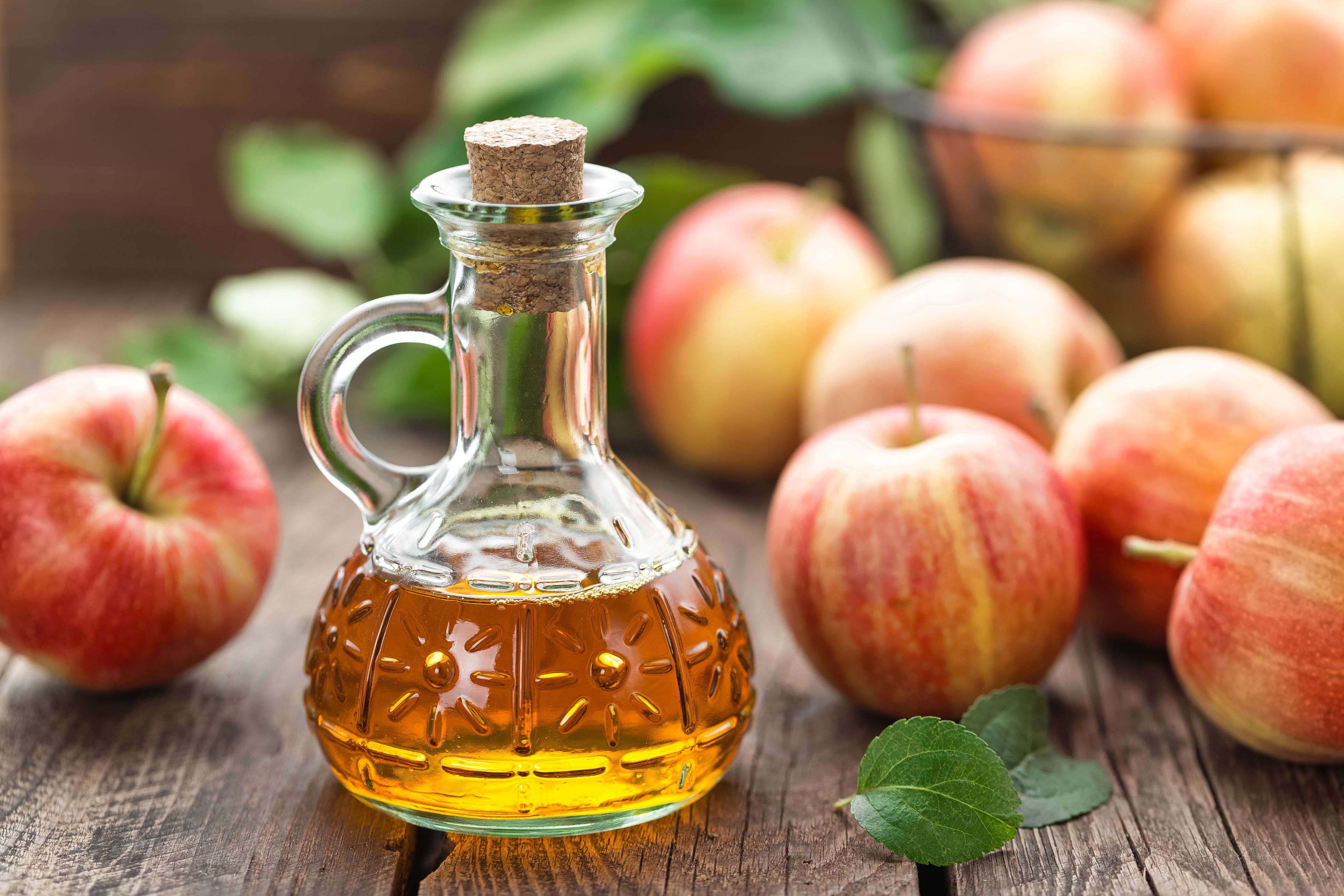 apple cider vinegar health benefits - a nutritionist debunks