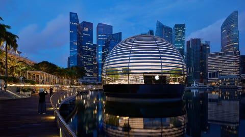 全球首間 水上apple Store 開幕啦 蘋果店變漂浮球球 360度看海景夕陽好夢幻