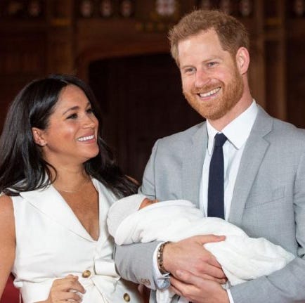el principe harry sonsteniendo a lilibet diana con meghan markle el principe harry sonsteniendo a lilibet diana con meghan markle junto a el