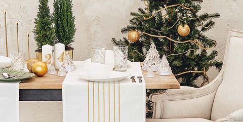 Mesa navideña en blanco y dorado Mesa navideña en blanco y dorado