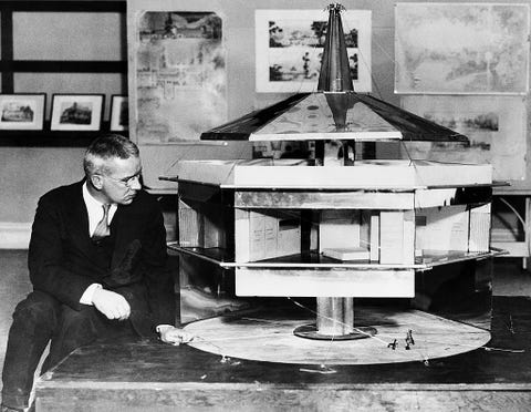 buckminster fuller con un modello della dymaxion house