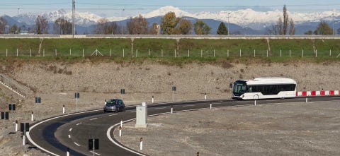 voiture et bus ev sur piste d'essai électrifiée