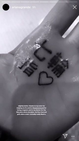 Ariana Grande corrige el error de su último tatuaje (y le resulta bastante  doloroso) - Ariana Grande recurre a inyecciones de lidocaína para corregir  su tatuaje