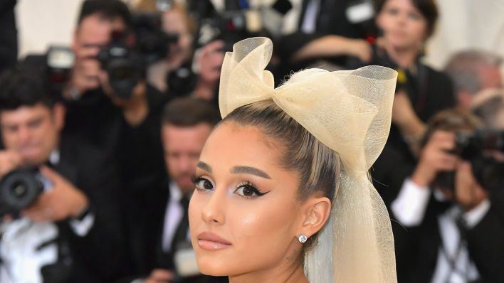 Ariana Grande fixed her mistranslated tattoo 7 Rings tattoo... but it's  still wrong