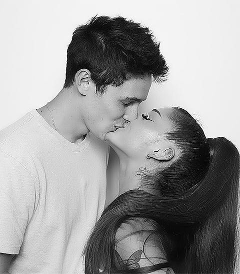 Ariana Grande posa con su novio por primera vez