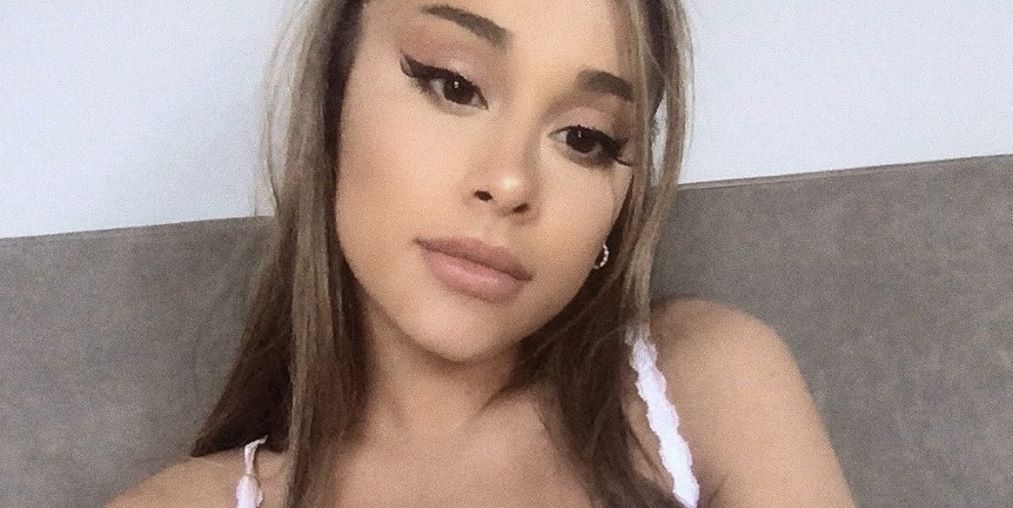 Ariana Grande Postes Quarantine Selfie In A Sports Bra And Jeans