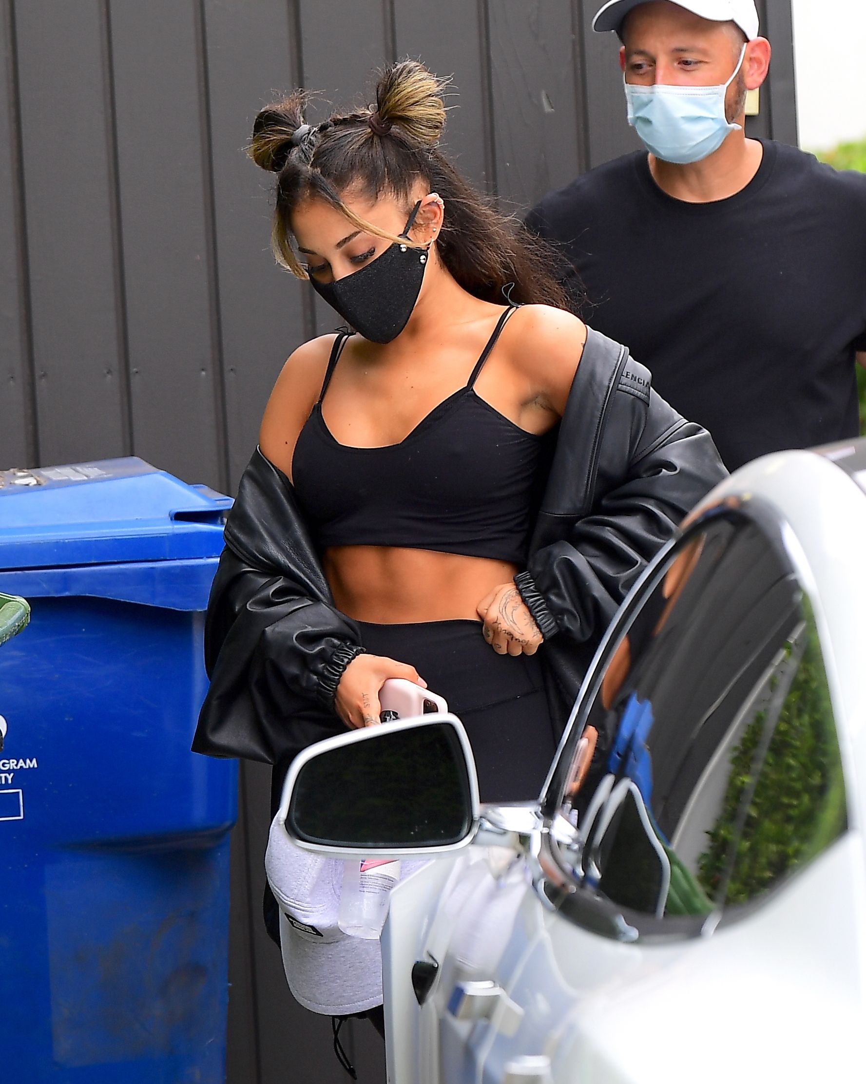 Ariana Grande Shows Off Abs While Leaving L A Gym