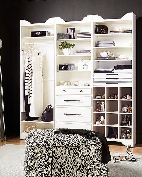 armario blanco en dormitorio con baldas y estanterías
