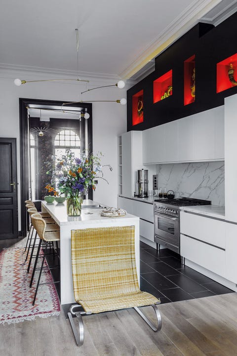 Una casa con una decoración de estilo ecléctico en negro y dorado